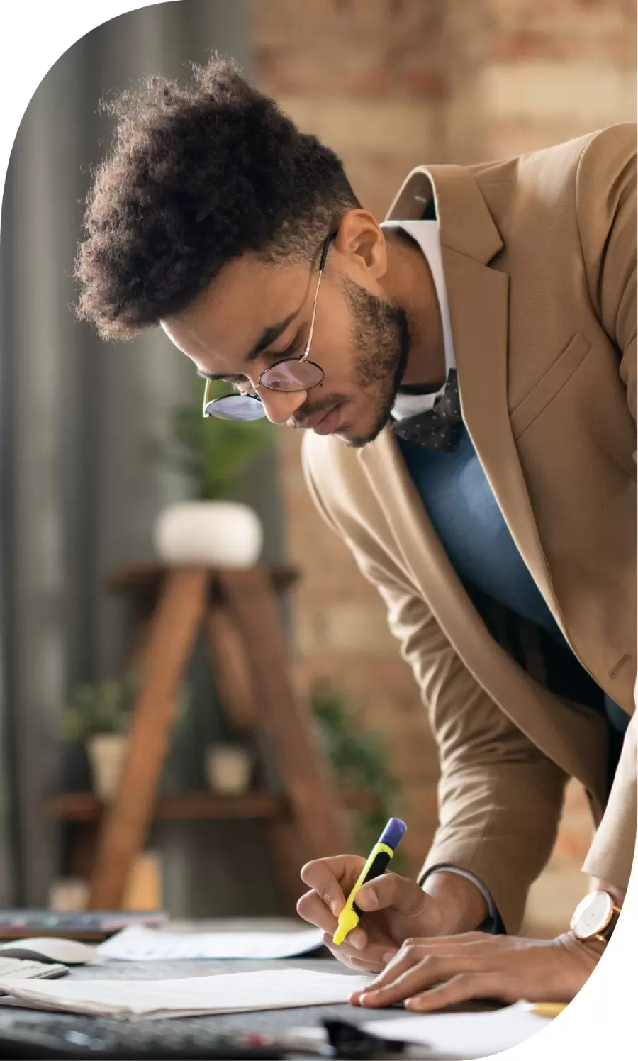 pessoa analizando um caderno