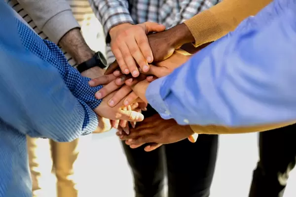 mãos de diversas pessoas juntas.